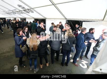 I fan potranno sorseggiare un drink al Marston's Brewery Fan Park prima della partita del campionato Sky Bet al Pride Park Stadium di Derby. Data foto: Sabato 5 marzo 2022. Foto Stock