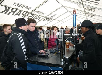 I fan potranno sorseggiare un drink al Marston's Brewery Fan Park prima della partita del campionato Sky Bet al Pride Park Stadium di Derby. Data foto: Sabato 5 marzo 2022. Foto Stock