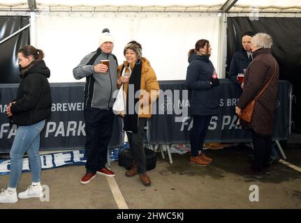 I fan potranno sorseggiare un drink al Marston's Brewery Fan Park prima della partita del campionato Sky Bet al Pride Park Stadium di Derby. Data foto: Sabato 5 marzo 2022. Foto Stock