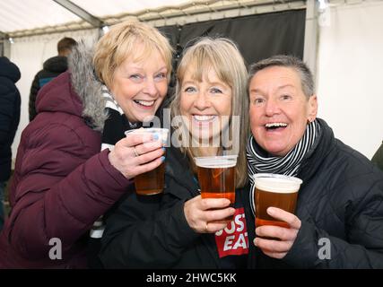 Gli appassionati della contea di Derby potranno sorseggiare un drink al Marston's Brewery Fan Park prima della partita del campionato Sky Bet al Pride Park Stadium di Derby. Data foto: Sabato 5 marzo 2022. Foto Stock