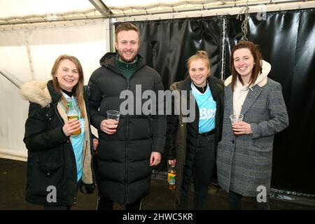 Gli appassionati della contea di Derby potranno sorseggiare un drink al Marston's Brewery Fan Park prima della partita del campionato Sky Bet al Pride Park Stadium di Derby. Data foto: Sabato 5 marzo 2022. Foto Stock