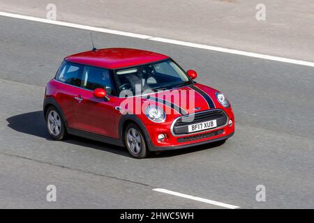 2017 Red Mini ONE 1198cc benzina 2DR piccola city car che guida sull'autostrada M61 vicino Manchester UK Foto Stock