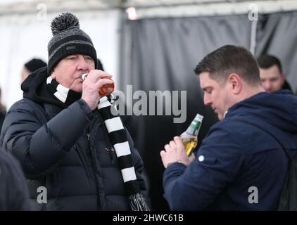 Gli appassionati della contea di Derby potranno sorseggiare un drink al Marston's Brewery Fan Park prima della partita del campionato Sky Bet al Pride Park Stadium di Derby. Data foto: Sabato 5 marzo 2022. Foto Stock