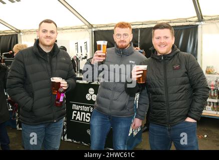 I fan potranno sorseggiare un drink al Marston's Brewery Fan Park prima della partita del campionato Sky Bet al Pride Park Stadium di Derby. Data foto: Sabato 5 marzo 2022. Foto Stock