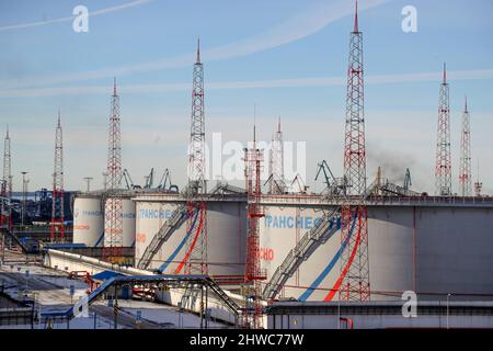 Ust Luga, Russia. 05th Mar 2022. Serbatoi appartenenti a Transneft, una società statale russa che gestisce i gasdotti del paese, presso il terminal petrolifero di Ust-Luga. Credit: Igor Grussak/dpa/Alamy Live News Foto Stock