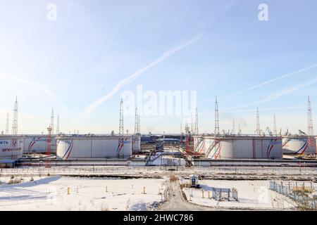 Ust Luga, Russia. 05th Mar 2022. Serbatoi appartenenti a Transneft, una società statale russa che gestisce i gasdotti del paese, presso il terminal petrolifero di Ust-Luga. Credit: Igor Grussak/dpa/Alamy Live News Foto Stock