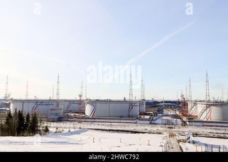 Ust Luga, Russia. 05th Mar 2022. Serbatoi appartenenti a Transneft, una società statale russa che gestisce i gasdotti del paese, presso il terminal petrolifero di Ust-Luga. Credit: Igor Grussak/dpa/Alamy Live News Foto Stock