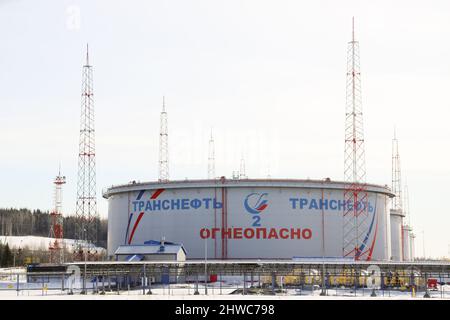 Ust Luga, Russia. 05th Mar 2022. Serbatoi appartenenti a Transneft, una società statale russa che gestisce i gasdotti del paese, presso il terminal petrolifero di Ust-Luga. Credit: Igor Grussak/dpa/Alamy Live News Foto Stock