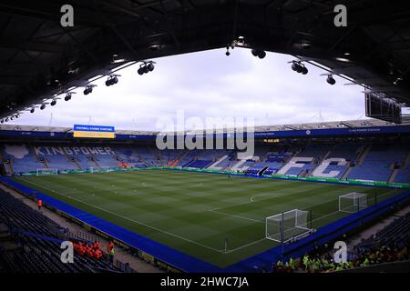 Leicester, Regno Unito. 05th Mar 2022. Una vista generale dello stadio prima del calcio d'inizio. Premier League Match, Leicester City contro Leeds Utd al King Power Stadium di Leicester, Inghilterra sabato 5th marzo 2022. Questa immagine può essere utilizzata solo a scopo editoriale. Solo per uso editoriale, licenza richiesta per uso commerciale. Nessun uso in scommesse, giochi o un singolo club/campionato/player pubblicazioni. pic di Steffan Bowen/Andrew Orchard sport fotografia/Alamy Live news credito: Andrew Orchard sport fotografia/Alamy Live News Foto Stock