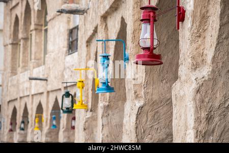 Lanterne colorate appese nella città vecchia Souq Waqif, Doha, Qatar Foto Stock