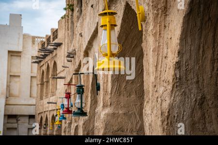 Lanterne colorate appese nella città vecchia Souq Waqif, Doha, Qatar Foto Stock