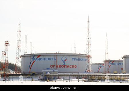 Ust Luga, Russia. 05th Mar 2022. Serbatoi appartenenti a Transneft, una società statale russa che gestisce i gasdotti del paese, presso il terminal petrolifero di Ust-Luga. Credit: Igor Grussak/dpa/Alamy Live News Foto Stock