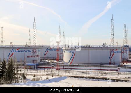 Ust Luga, Russia. 05th Mar 2022. Serbatoi appartenenti a Transneft, una società statale russa che gestisce i gasdotti del paese, presso il terminal petrolifero di Ust-Luga. Credit: Igor Grussak/dpa/Alamy Live News Foto Stock