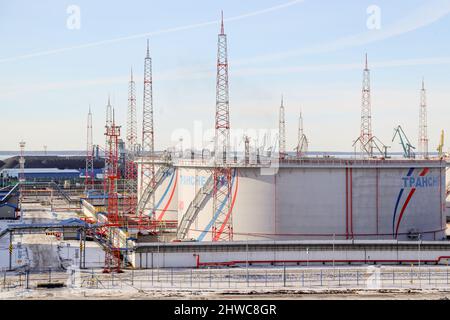 Ust Luga, Russia. 05th Mar 2022. Serbatoi appartenenti a Transneft, una società statale russa che gestisce i gasdotti del paese, presso il terminal petrolifero di Ust-Luga. Credit: Igor Grussak/dpa/Alamy Live News Foto Stock