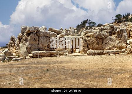 Mnajdra, Malta. Tempio in pietra risalente al 3600 a.C. circa. I templi in pietra di Malta sono le costruzioni in pietra più antiche del mondo, che risalgono a ben mille anni prima delle piramidi egiziane e di Stonehenge. Foto Stock