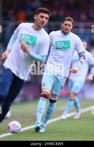 BURNLEY, REGNO UNITO. MAR 5th Wout Weghorst di Burnley si riscalda prima della partita della Premier League tra Burnley e Chelsea a Turf Moor, Burnley sabato 5th marzo 2022. (Credit: Pat Scaasi | MI News) Credit: MI News & Sport /Alamy Live News Foto Stock