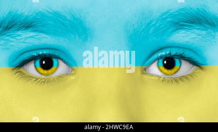 Gli occhi e il volto della ragazza teen sono tonici nei colori della bandiera Ucraina. Fermare la guerra nel concetto di Ucraina Foto Stock