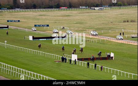 Vista generale dei corridori e dei cavalieri compreso l'eventuale punteggiatura del vincitore cavalcata dal jockey Paddy Brennan (a destra) durante l'ostacolo handicap di BetVictor App Novices all'ippodromo di Newbury, nel Berkshire. Data foto: Sabato 5 marzo 2022. Foto Stock