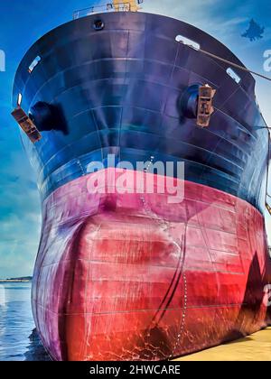 Carrelli per trasporto alla rinfusa Isolato. Settantamila tonnellate di portarinfuse si inchinano in un cantiere greco. Immagine stock . Foto Stock