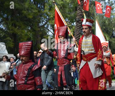 "Conquest march" i partecipanti ad un evento per celebrare il 815th anniversario della conquista di Antalya, Turchia, da parte di Gıyaseddin Keyhüsrev nel Parco di Karaalioğlu, Antalya, Turchia, il 5th marzo 2022. Le celebrazioni organizzate dall'Ufficio del Governatore hanno avuto inizio con la marcia da Piazza Cumhuriyet. L'evento è visto come una celebrazione della libertà. Foto Stock