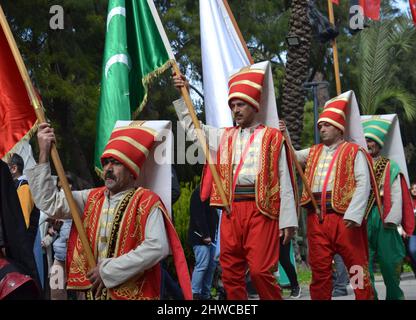 "Conquest march" i partecipanti ad un evento per celebrare il 815th anniversario della conquista di Antalya, Turchia, da parte di Gıyaseddin Keyhüsrev nel Parco di Karaalioğlu, Antalya, Turchia, il 5th marzo 2022. Le celebrazioni organizzate dall'Ufficio del Governatore hanno avuto inizio con la marcia da Piazza Cumhuriyet. L'evento è visto come una celebrazione della libertà. Foto Stock