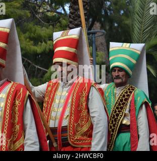 "Conquest march" i partecipanti ad un evento per celebrare il 815th anniversario della conquista di Antalya, Turchia, da parte di Gıyaseddin Keyhüsrev nel Parco di Karaalioğlu, Antalya, Turchia, il 5th marzo 2022. Le celebrazioni organizzate dall'Ufficio del Governatore hanno avuto inizio con la marcia da Piazza Cumhuriyet. L'evento è visto come una celebrazione della libertà. Foto Stock