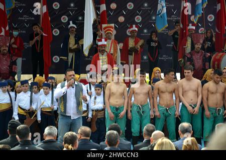 I partecipanti alla "marcia della conquista", più giovani lottatori maschi e ragazze che trasportano archi e frecce in un evento per celebrare il 815th anniversario della conquista di Antalya, Turchia, da parte di Gıyaseddin Keyhüsrev a Karaalioğlu Park, Antalya, Turchia, il 5th marzo 2022. L'evento è visto come una celebrazione della libertà. Foto Stock