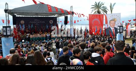 "Conquest march" i partecipanti ad un evento per celebrare il 815th anniversario della conquista di Antalya, Turchia, da parte di Gıyaseddin Keyhüsrev nel Parco di Karaalioğlu, Antalya, Turchia, il 5th marzo 2022. Guardato dalla folla. L'evento è visto come una celebrazione della libertà. Foto Stock