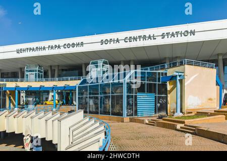 SOFIA, BULGARIA - 25 FEBBRAIO 2022: Stazione ferroviaria centrale nella città di Sofia, Bulgaria Foto Stock