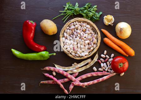 ingredienti per fagioli rossi con olio d'oliva Foto Stock