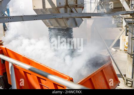 Foto del processo di caricamento del materiale da costruzione in fabbrica Foto Stock