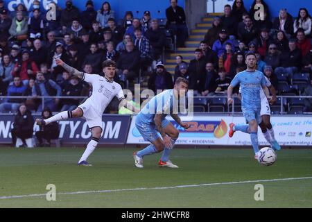 Swansea, Regno Unito. 05th Mar 2022. Jamie Paterson di Swansea City (l) spara e segna il suo goal di squadra 1st. EFL Skybet Championship Match, Swansea City / Coventry City allo Stadio Swansea.com di Swansea sabato 5th marzo 2022. Questa immagine può essere utilizzata solo a scopo editoriale. Solo per uso editoriale, licenza richiesta per uso commerciale. Nessun uso in scommesse, giochi o un singolo club/campionato/player pubblicazioni. pic di Andrew Orchard/Andrew Orchard sport fotografia/Alamy Live news credito: Andrew Orchard sport fotografia/Alamy Live News Foto Stock