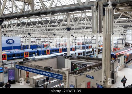 I treni visti si fermavano al terminal di Waterloo. Storm Eunice ha colpito Londra intorno a mezzogiorno, causando lievi distruzioni in varie località in Central L. Foto Stock