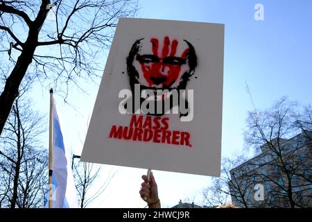 Bruxelles, Belgio. 05th Mar 2022. I manifestanti hanno segnali e bandiere durante una manifestazione di solidarietà con il popolo ucraino nel centro di Bruxelles, Belgio, 5 marzo 2022. Credit: ALEXANDROS MICHAILIDIS/Alamy Live News Foto Stock