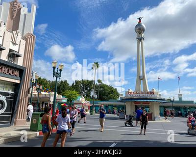 Orlando, FL USA- 31 agosto 2020: Persone che camminano intorno agli Studios di Hollywood Walt Disney World a Orlando, Florida. Foto Stock