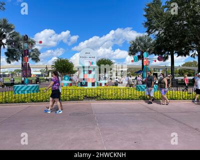 Orlando, FL USA- 9 ottobre 2021: People Walking si svolge il Food and Wine Festival all'EPCOT nel Walt Disney World di Orlando, Florida. Foto Stock