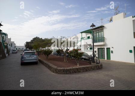 tipica costruzione delle canarie alloggio locale nella città vecchia pueblo di playa blanca lanzarote isole canarie spagna Foto Stock