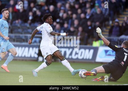 Swansea, Regno Unito. 05th Mar 2022. Michael Obafemi di Swansea City segna il suo goal di squadra 2nd. EFL Skybet Championship Match, Swansea City / Coventry City allo Stadio Swansea.com di Swansea sabato 5th marzo 2022. Questa immagine può essere utilizzata solo a scopo editoriale. Solo per uso editoriale, licenza richiesta per uso commerciale. Nessun uso in scommesse, giochi o un singolo club/campionato/player pubblicazioni. pic di Andrew Orchard/Andrew Orchard sport fotografia/Alamy Live news credito: Andrew Orchard sport fotografia/Alamy Live News Foto Stock