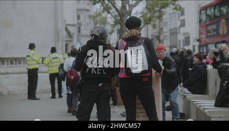 Londra, UK - 11 20 2021: Una protesta femminile al di fuori delle corti reali di giustizia su Strand per una protesta insulata della Gran Bretagna, con “JAMES BROWN LIBERO”. Foto Stock