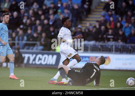 Swansea, Regno Unito. 05th Mar 2022. Michael Obafemi di Swansea City segna il suo goal di squadra 2nd. EFL Skybet Championship Match, Swansea City / Coventry City allo Stadio Swansea.com di Swansea sabato 5th marzo 2022. Questa immagine può essere utilizzata solo a scopo editoriale. Solo per uso editoriale, licenza richiesta per uso commerciale. Nessun uso in scommesse, giochi o un singolo club/campionato/player pubblicazioni. pic di Andrew Orchard/Andrew Orchard sport fotografia/Alamy Live news credito: Andrew Orchard sport fotografia/Alamy Live News Foto Stock