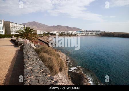 avenida maritima sentiero costiero a piedi vicino playa de las coloradas playa blanca lanzarote isole canarie spagna Foto Stock