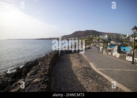 avenida maritima sentiero costiero verso montana roja vulcano di montagna rosso playa blanca lanzarote isole canarie spagna Foto Stock