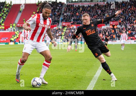 Shayne Levery #19 di Blackpool Pressures Liam Moore #6 di Stoke City in, il 3/5/2022. (Foto di Craig Thomas/News Images/Sipa USA) Credit: Sipa USA/Alamy Live News Foto Stock