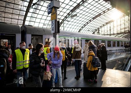 Berlino, Germania. 05th Mar 2022. Coloro che sono fuggiti dalla guerra in Ucraina arrivano alla stazione ferroviaria principale. Credit: Fabian Sommer/dpa/Alamy Live News Foto Stock