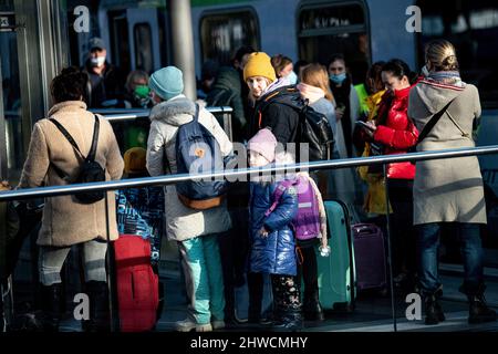 Berlino, Germania. 05th Mar 2022. Coloro che sono fuggiti dalla guerra in Ucraina arrivano alla stazione ferroviaria principale. Credit: Fabian Sommer/dpa/Alamy Live News Foto Stock