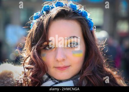 Glasgow, Regno Unito. 05th Mar 2022. Diverse centinaia di persone si sono rivelate a George Square, Glasgow, per dimostrare solidarietà e sostegno all'Ucraina e per chiedere alla Russia di fermare la guerra e l'invasione di quel paese. I politici locali, tra cui SUSAN AITKEN, leader del consiglio comunale di Glasgow, si sono rivolti alla folla riunita che ha incluso molti cittadini ucraini e russi tutti uniti nella loro condanna di Vladimir Putin, presidente della Russia. Credit: Findlay/Alamy Live News Foto Stock