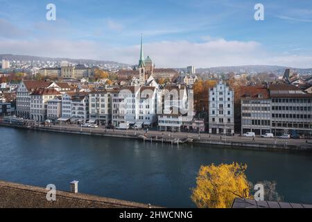 Veduta aerea dello skyline di Zurigo con la Chiesa di Predigerkirche e il fiume Limmat - Zurigo, Svizzera Foto Stock