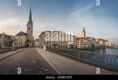 Vista panoramica del ponte Munsterbrucke con la Chiesa di Fraumunster e la Chiesa di San Pietro - Zurigo, Svizzera Foto Stock