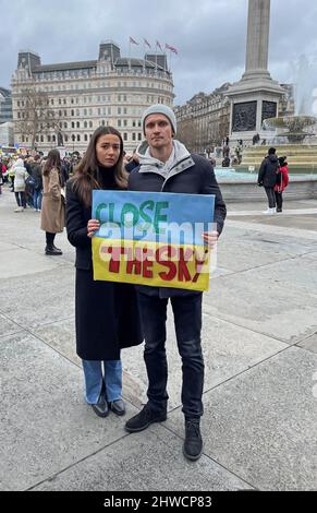 Nadiia Soshenko, 27 anni, e Volodymyr Shevetovskyi, 31 anni, da Kiev, Chiedere ai paesi occidentali di imporre una zona senza volo durante una manifestazione a Trafalgar Square, Londra, per denunciare l'invasione russa dell'Ucraina. Data foto: Sabato 5 marzo 2022. Foto Stock