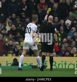 Norwich, Regno Unito. 05th Mar 2022. Kristoffer Ajer di Brentford riceve una carta gialla dall'arbitro Anthony Taylor durante la partita della Premier League tra Norwich City e Brentford a Carrow Road, Norwich, Inghilterra, il 5 marzo 2022. Foto di Ken Sparks. Solo per uso editoriale, licenza richiesta per uso commerciale. Nessun utilizzo nelle scommesse, nei giochi o nelle pubblicazioni di un singolo club/campionato/giocatore. Credit: UK Sports Pics Ltd/Alamy Live News Foto Stock